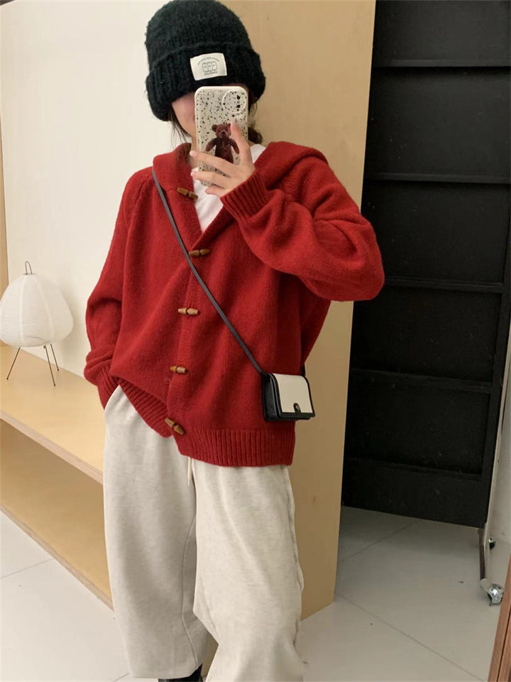 Kvinnens chunky strikket cardigan med praktisk hette og dekorative treskknapper Skjora
