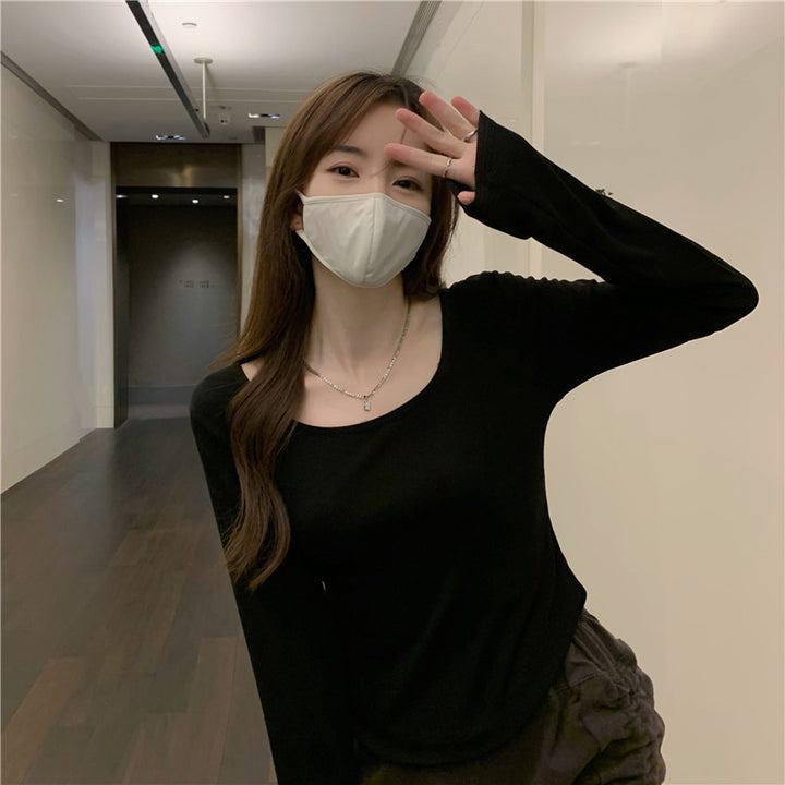 Women's long-sleeved top with a stylish round neck and close fit