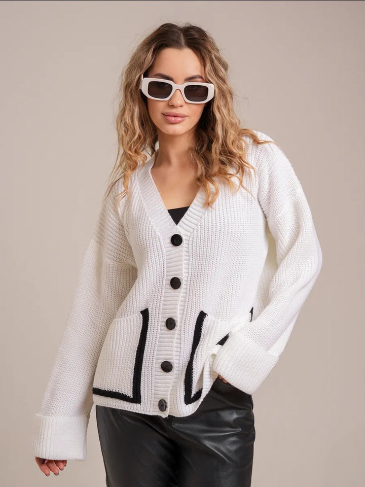 Kvinnens chunky strikket cardigan med praktiske lapp-lommer og elegant knappelukking Skjora