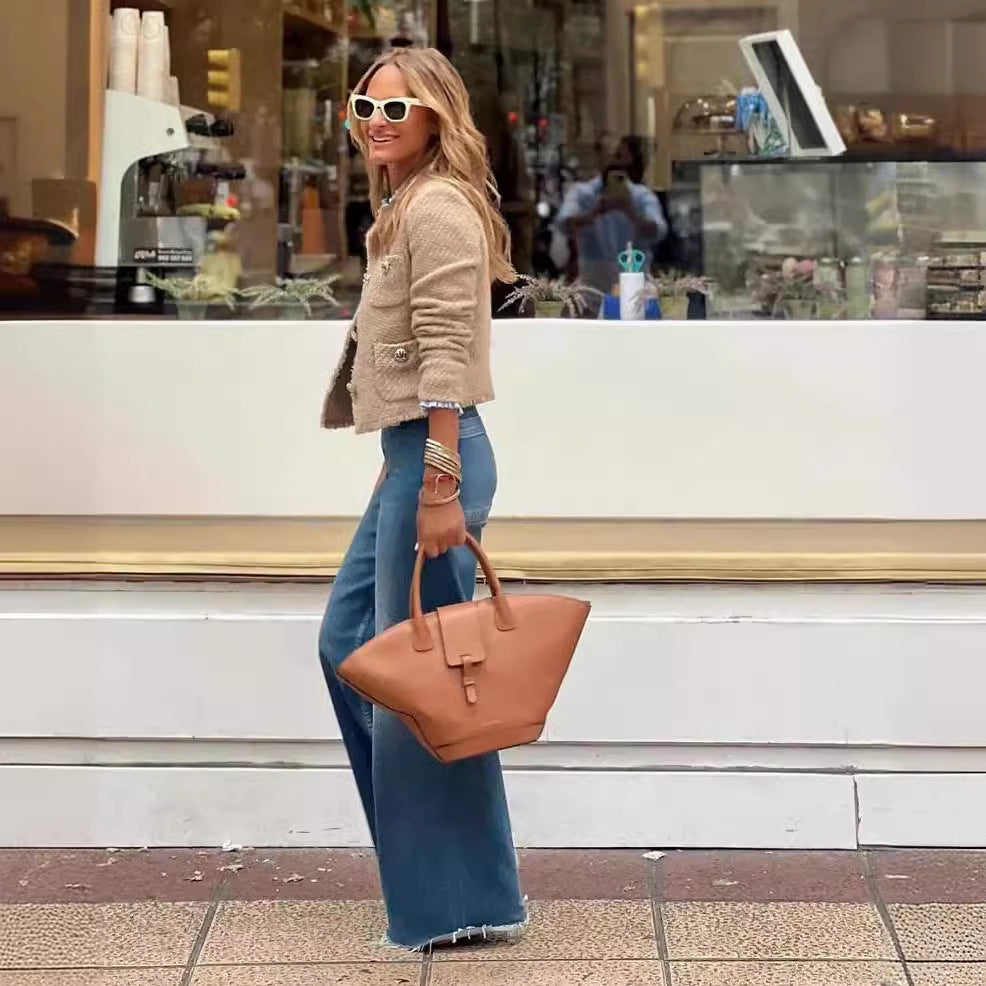 Dame Boucle Jakke i et elegant design med gullknapper Skjora