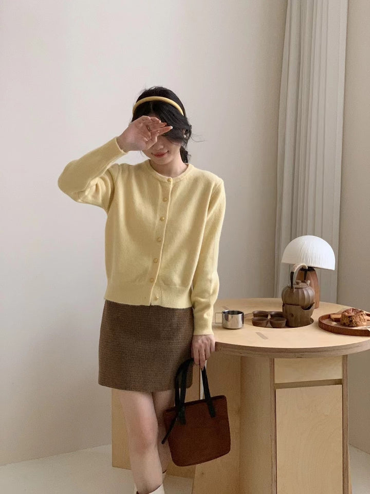 Kvinne cardigan med elegante knappdetaljer og mykt materiale Skjora