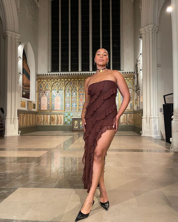 Dame Off-Shoulder Minikjole med asymmetrisk volangkant Skjora