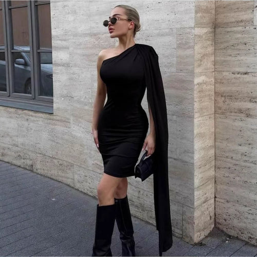Dame Figurvennlig kjole med asymmetrisk erme og elegant snitt Skjora