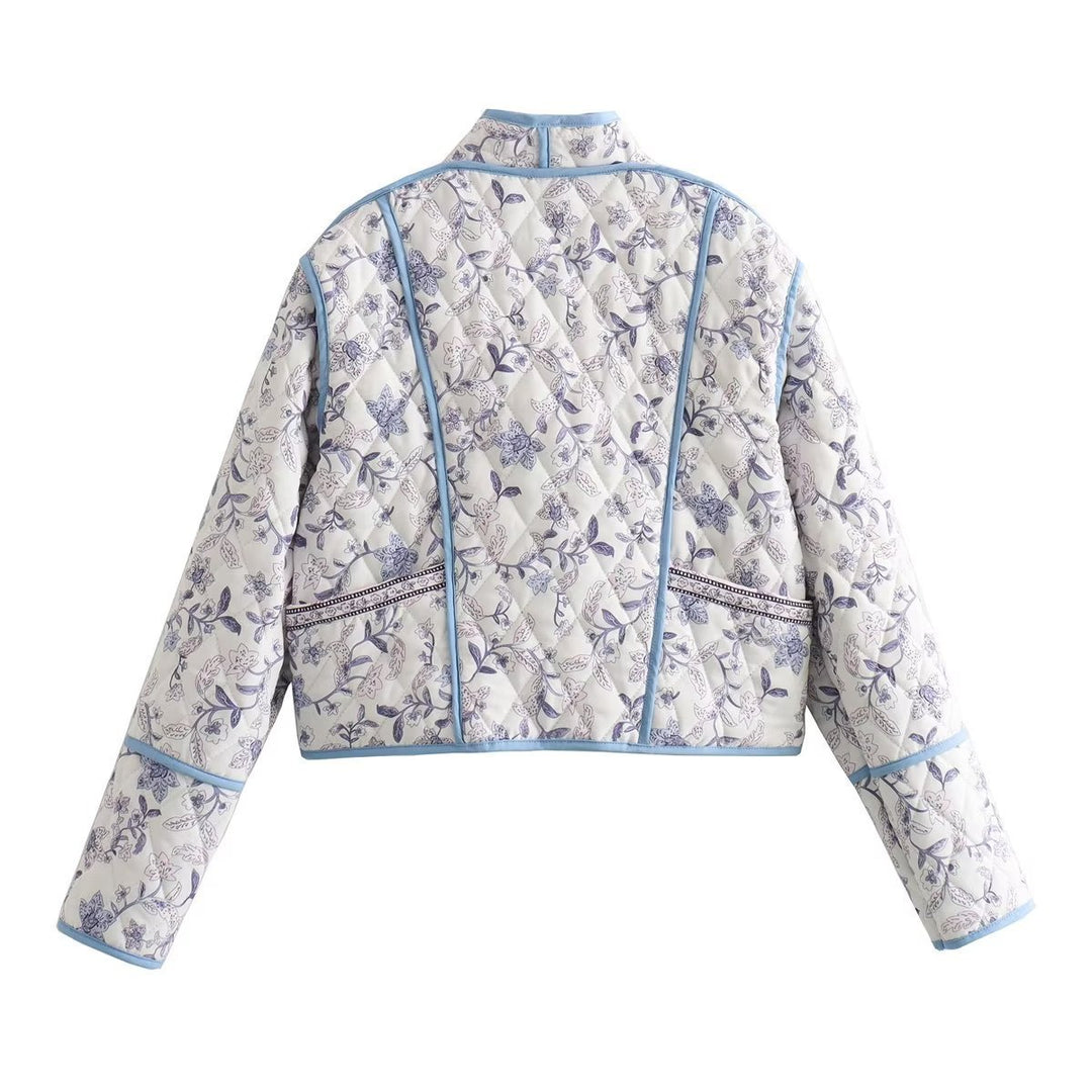 Damens mønstrede quiltede jakke med blomsterdesign og elegante kontrastdetaljer Skjora
