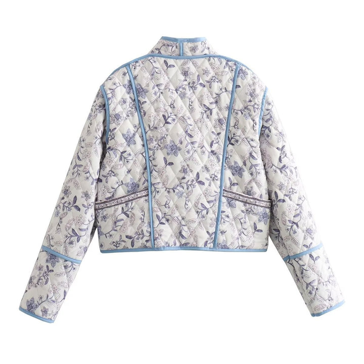 Damens mønstrede quiltede jakke med blomsterdesign og elegante kontrastdetaljer Skjora