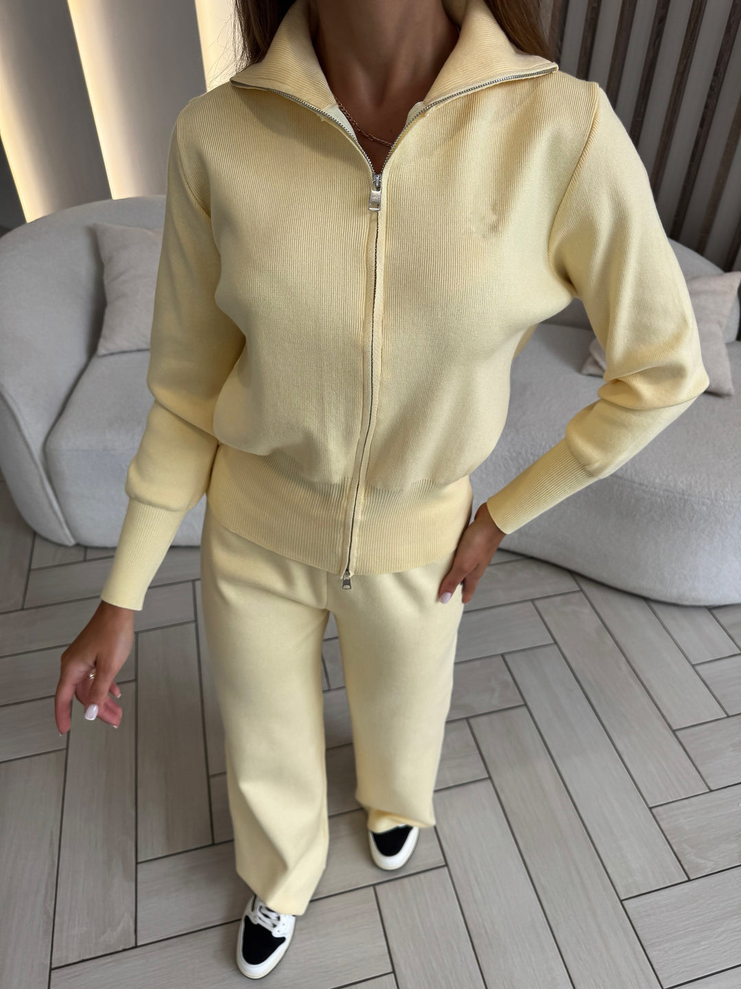 Kvinnelig sporty zip hettegenser og vidde bukser med elastisk midje Skjora
