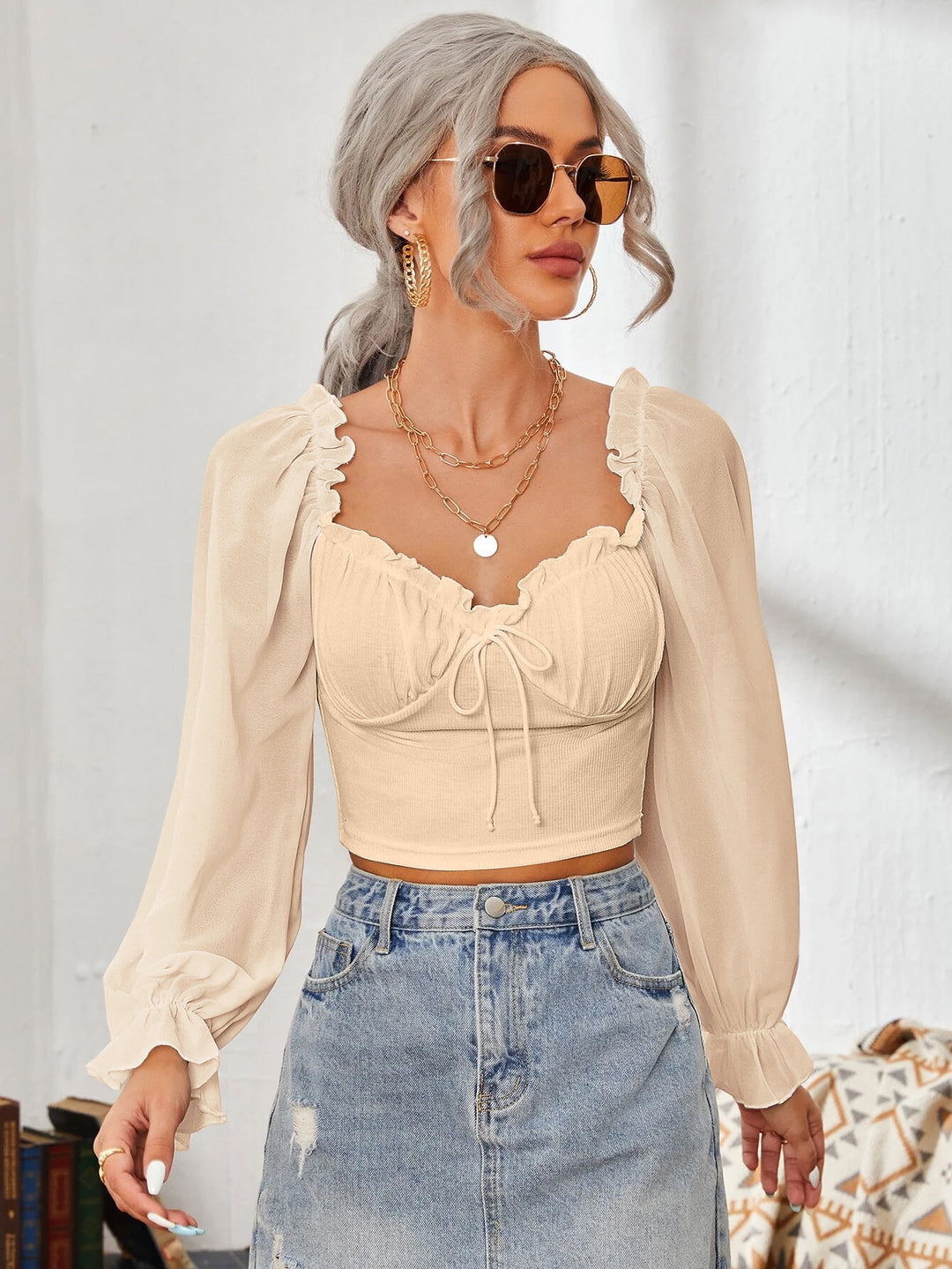 Dame Cropped-bluse med volanger og elegante puff-ermer Skjora