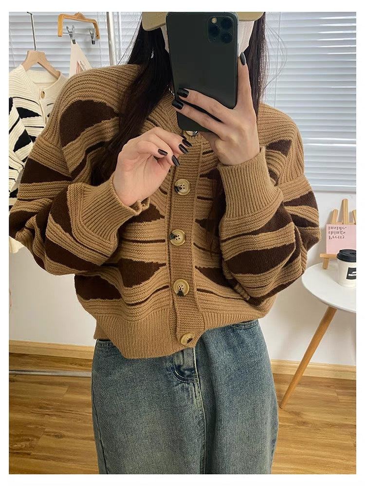 Dame cardigan med intrikat bølgemønster og store treskallknapper Skjora