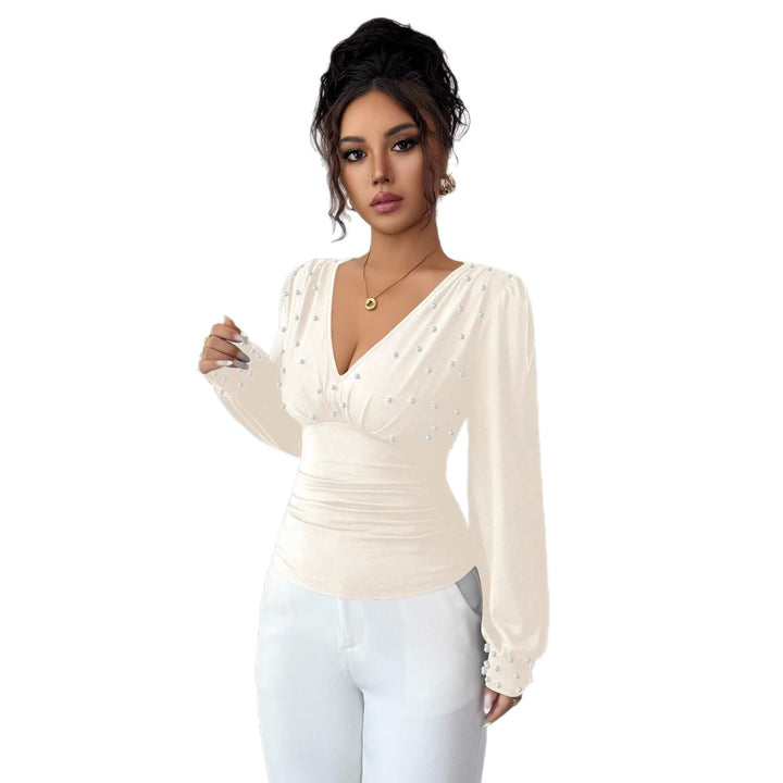 Kvinnes elegant bluse med V-hals og dekorasjon Skjora