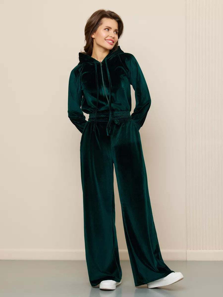 Kvinne sporty velour treningsdrakt med cropped hettegenser og løs passform