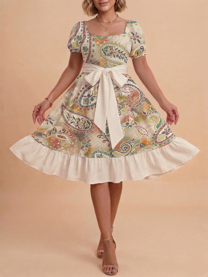 Damen modernes Blumenkleid mit elegantem Taillengürtel und asymmetrischem Saum Skjora