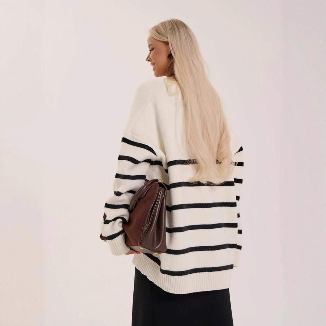 Kvinnens chunky strikkegenser med vertikale striper og elegant knappestolpe Skjora