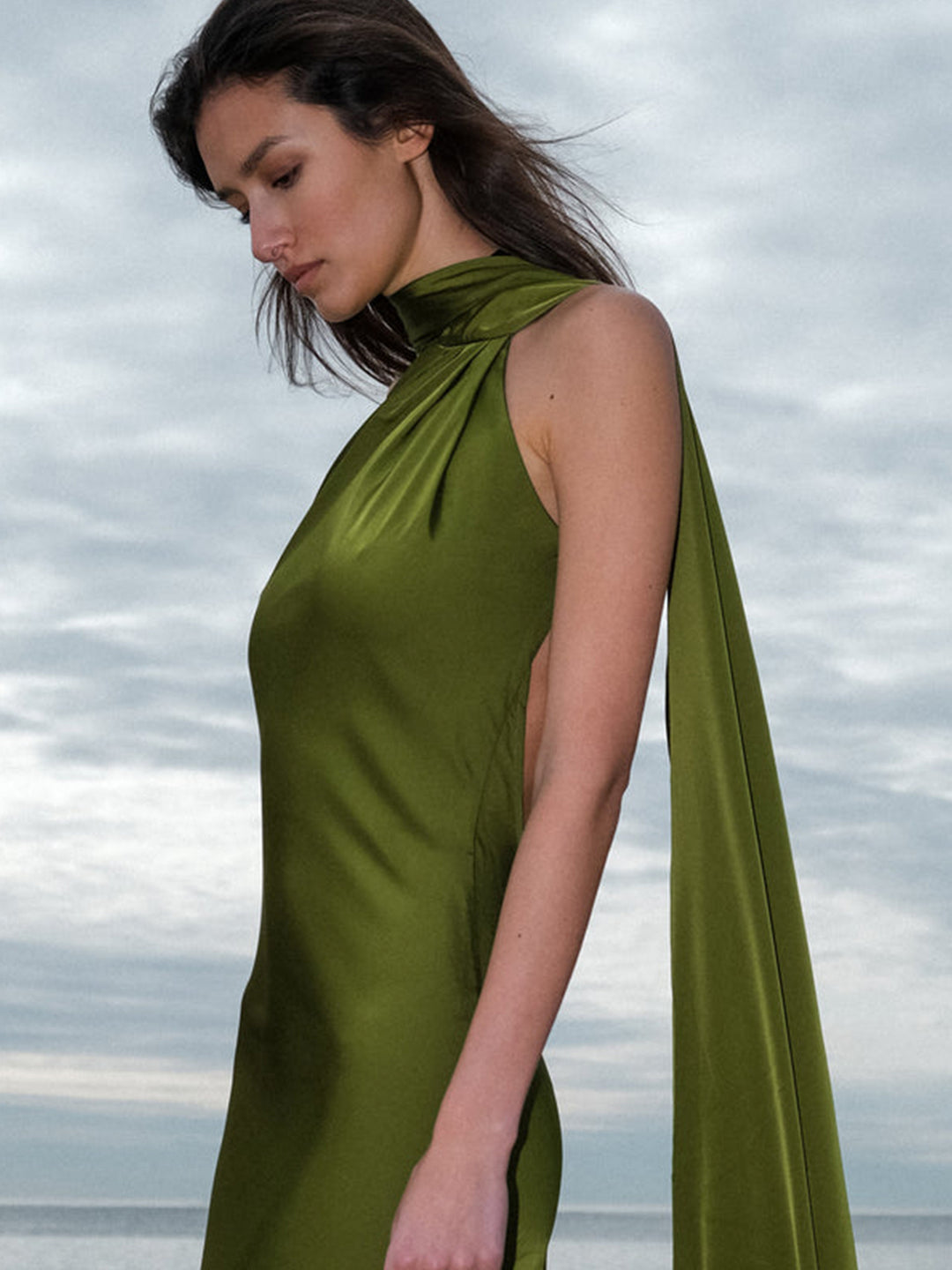 Kvinne Elegant Kvelds Kjole med Flytende Design og Av-Shoulder Hette Skjora