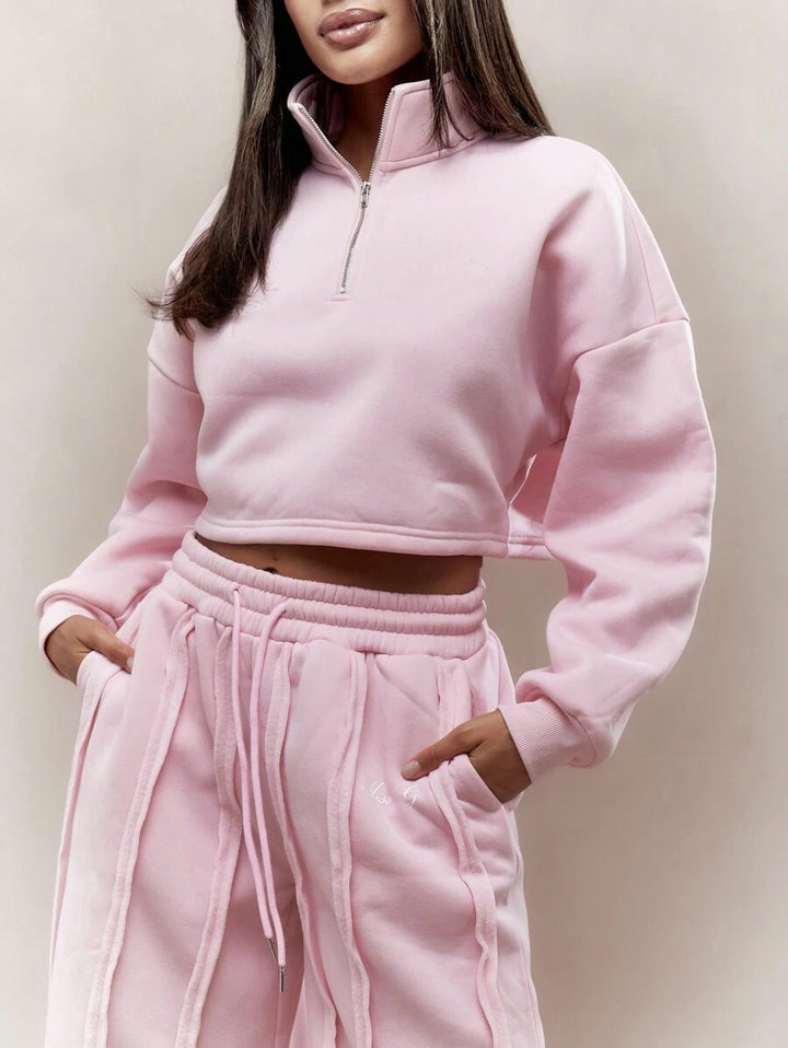 Kvinne's fashionable cropped sweatshirt og casual joggers sett Skjora