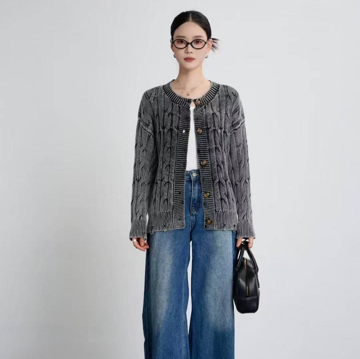 Kvinnens cardigan med elegant kabeldesign og detaljer med treskulpturer Skjora