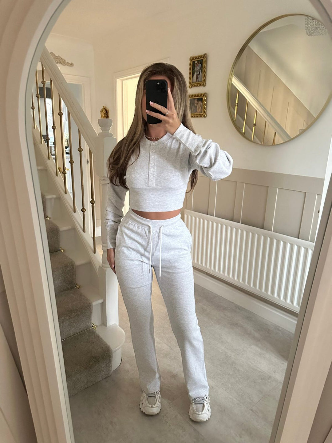 Kvinnens uformelle fritidssett med kort sweatshirt og komfortable joggebukser Skjora