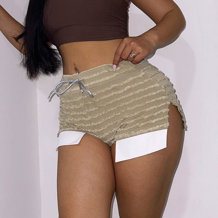 Kvinnenes moteshorts med innovativ snitt og trendy kontrastaksenter