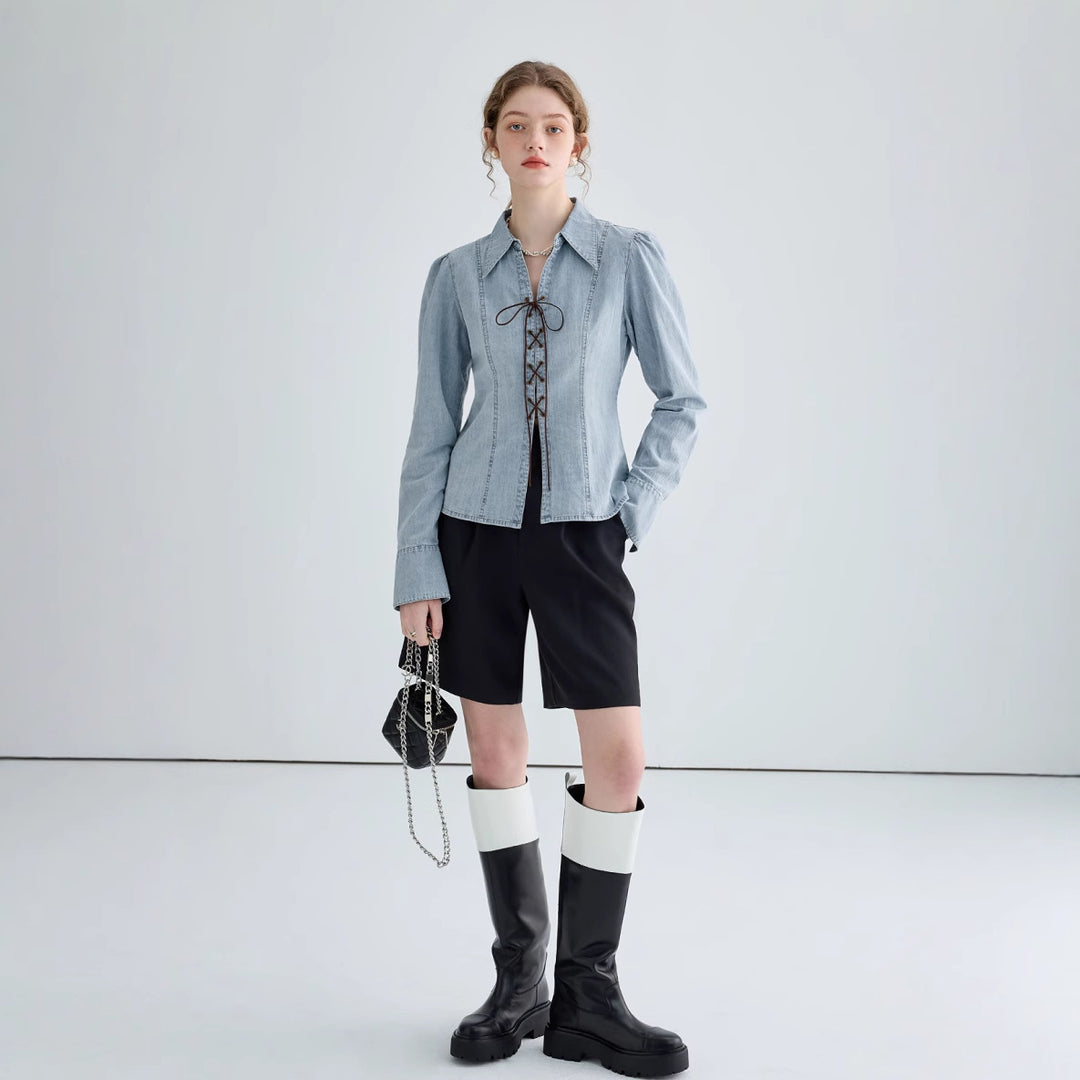 Damejeansbluse med lekne snøredetaljer og elegant snitt