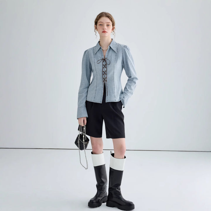 Damejeansbluse med lekne snøredetaljer og elegant snitt