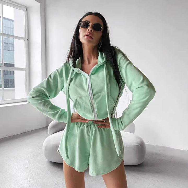Kvinnors sportiga hoodie och shorts-set gjort av mjuk fleece med hög bärkomfort Skjora