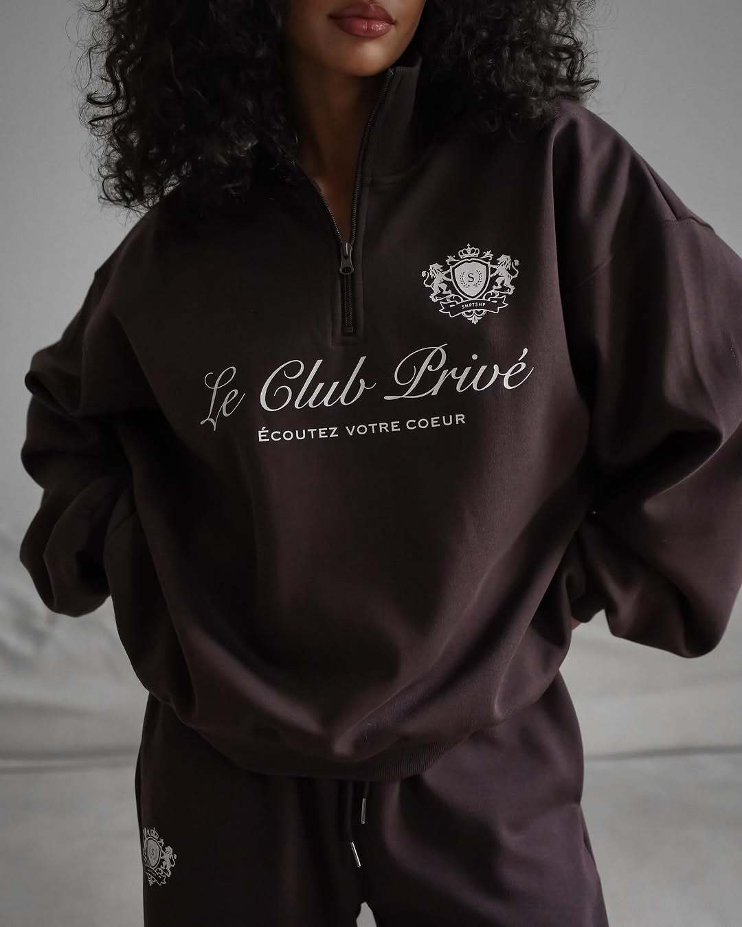 Dame avslappet genser med halvlukking og eksklusivt trykk Skjora