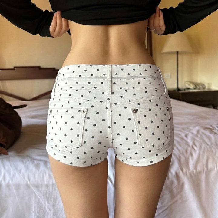 Dame moteriktige shorts med moderne prikkedesign og høy midje Skjora