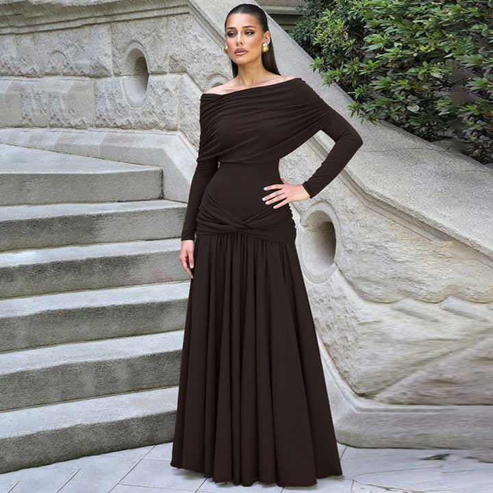 Dame omslagskjole med voluminøs rysjekant og elegant off-shoulder-design Skjora