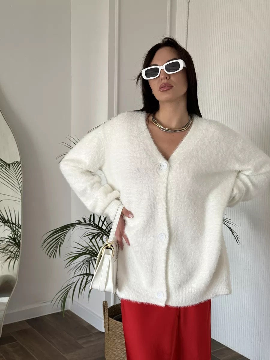 Kvinners koselige cardigan laget av myk strikk Skjora