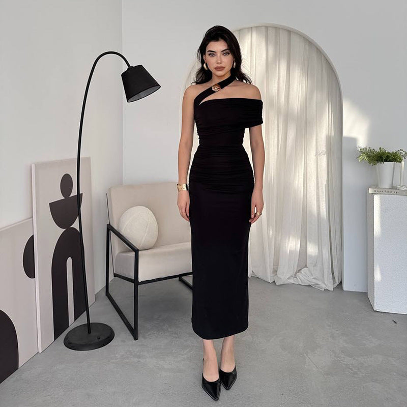 Kvinnens elegante omslag kveldsdrakt med asymmetrisk snitt og figurskapende design