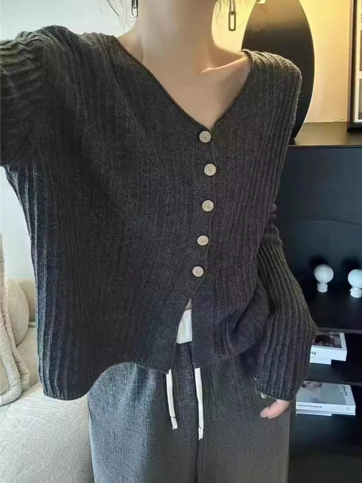 Kvinnens cardigan med dekorative knapper og dyp V-hals Skjora