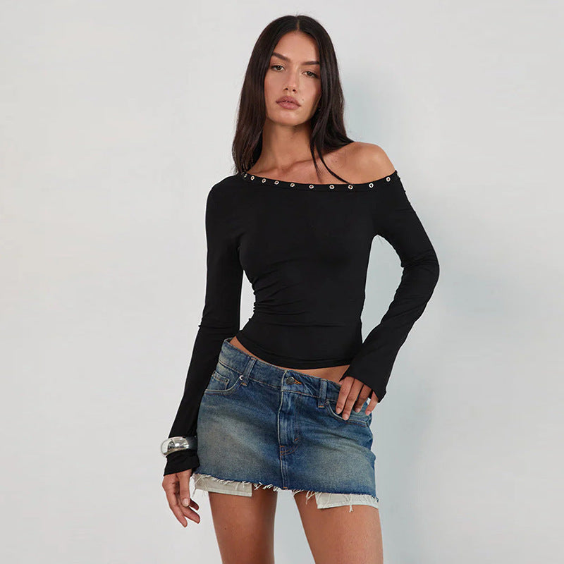Kvinne Off-Shoulder Topp med Fasjonable Knapper og Figurformet Snitt