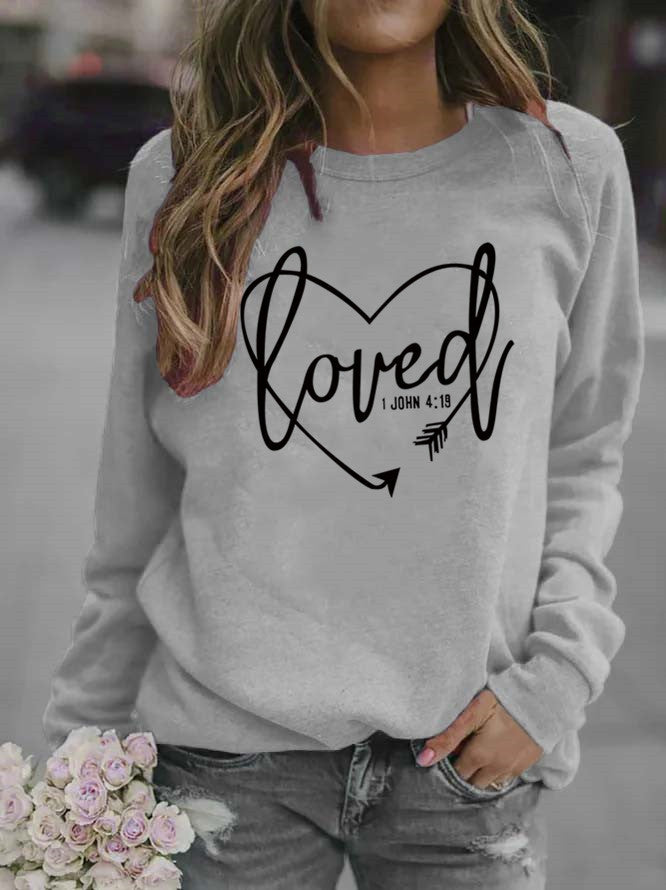Kvinnelig sweatshirt med hjerteformet trykk og inspirerende budskap Skjora