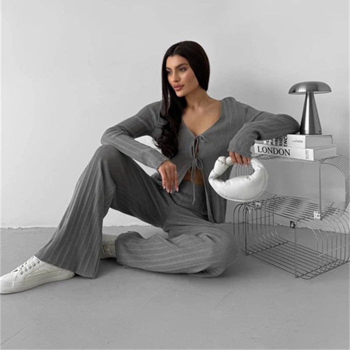 Kvinnens elegante strikkeensemble med avslappet halslinje Skjora