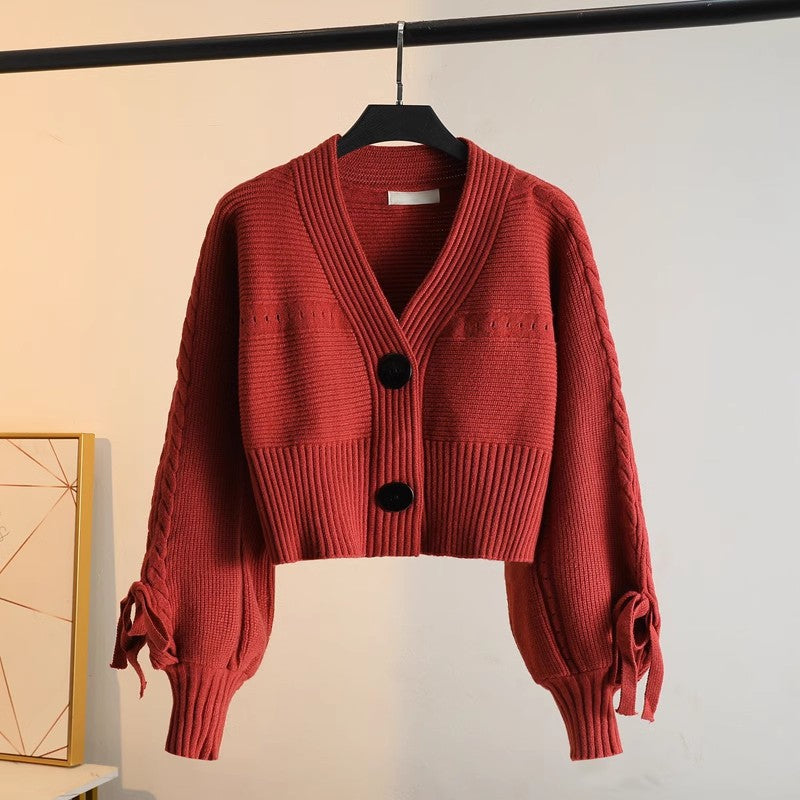 Dames fashionabel cropped cardigan med elegante knappdetaljer og unik ribbestruktur Skjora