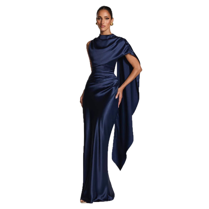 Kvinnens elegante maxi kjole med asymmetrisk topp og flytende sateng