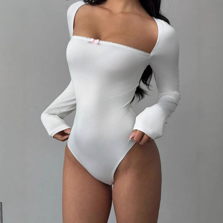 Dame Figurtiltende Langermet Bodysuit med elegant utringning Skjora