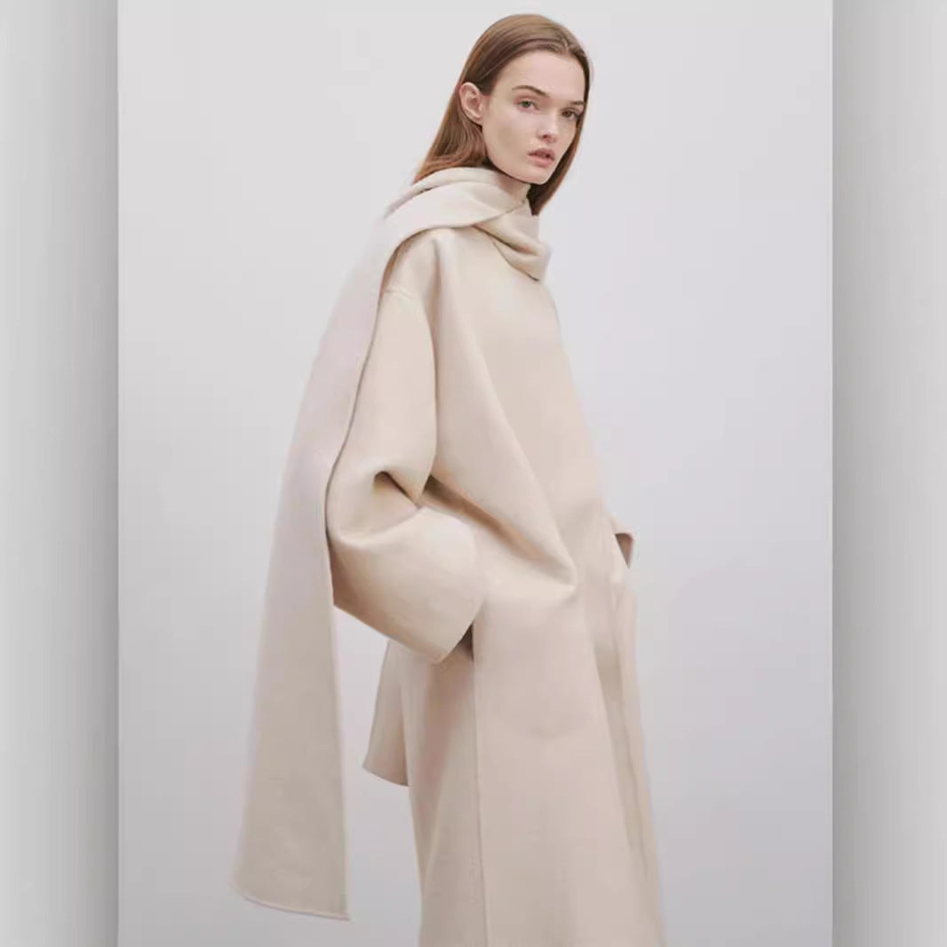 Dame Elegant og tidløs Ull-Poncho med Skjerf Skjora