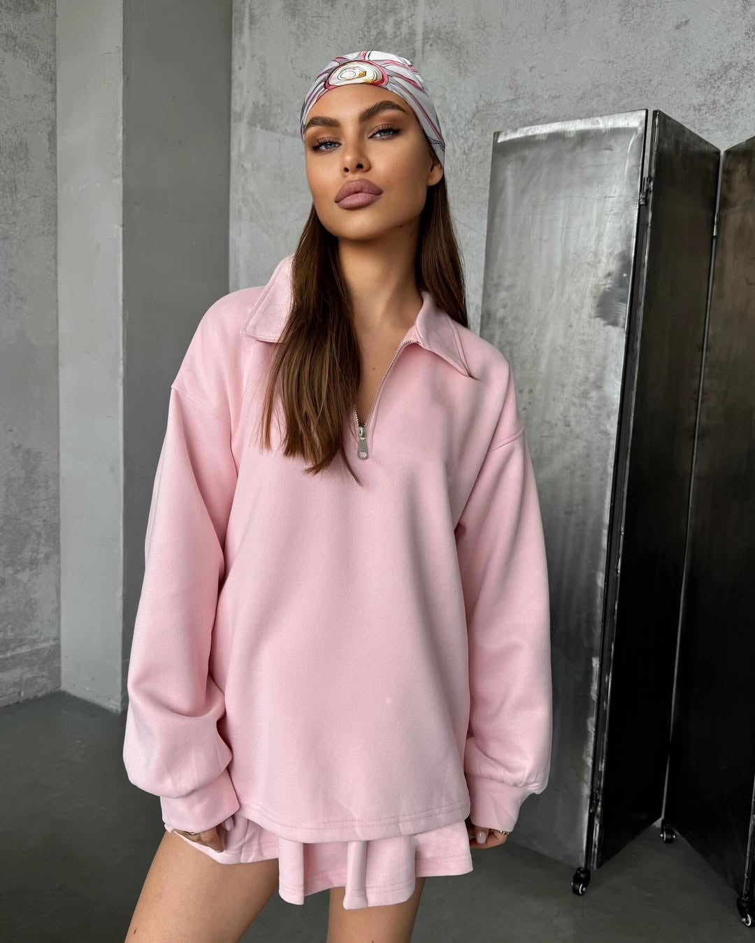 Kvinnors sportiga oversized pullover med kort dragkedja och ribbade avslut Skjora