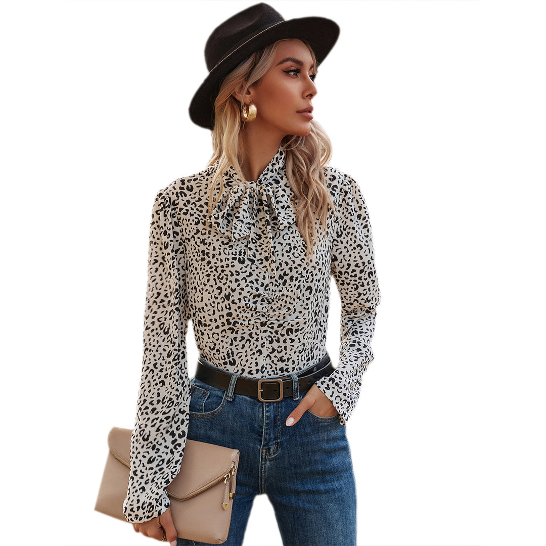 Kvinnelig elegant bluse med volangdetaljer og edelt leopardmønster Skjora