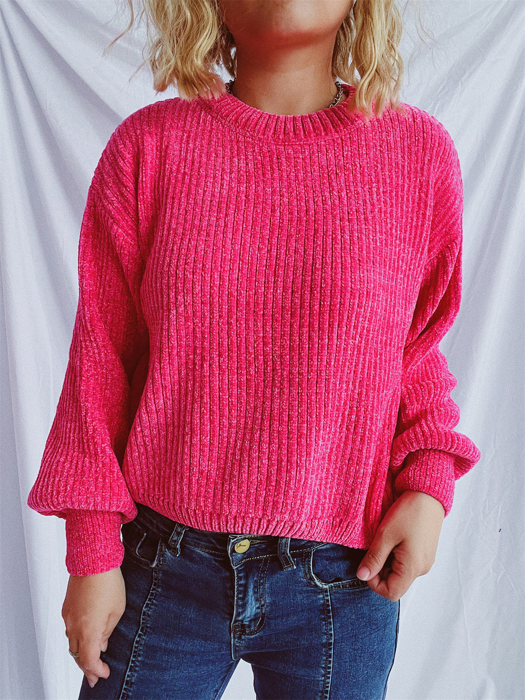 Kvinnens koselige chunky strikkegenser med brede ermer og teksturert design Skjora