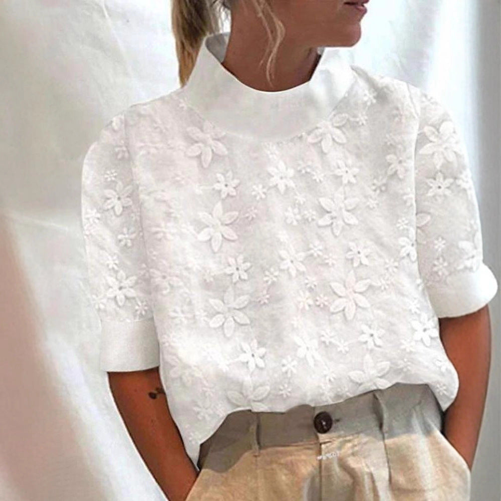 Kvinnebluse med blomstermønster og kort snitt Skjora