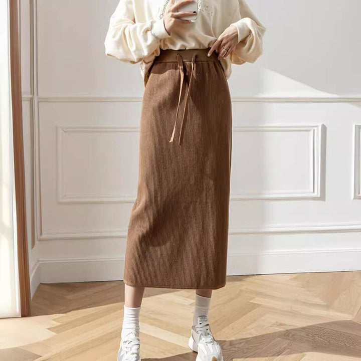 Kvinnemidi-skirt med elastisk liv og figurnær knytbelte Skjora