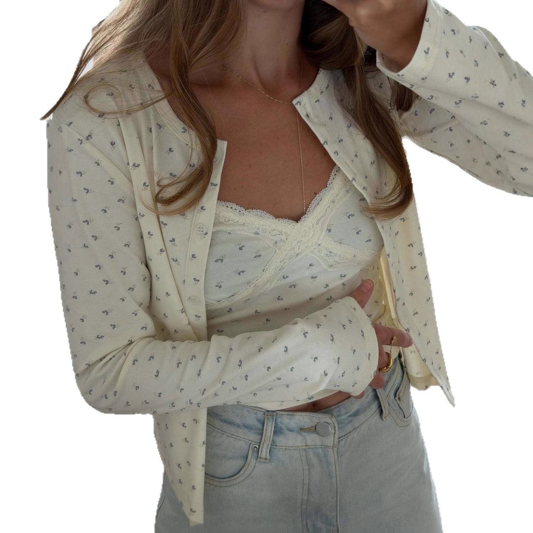 Kvinnes avslappet bluse med blomsterdetaljer Skjora