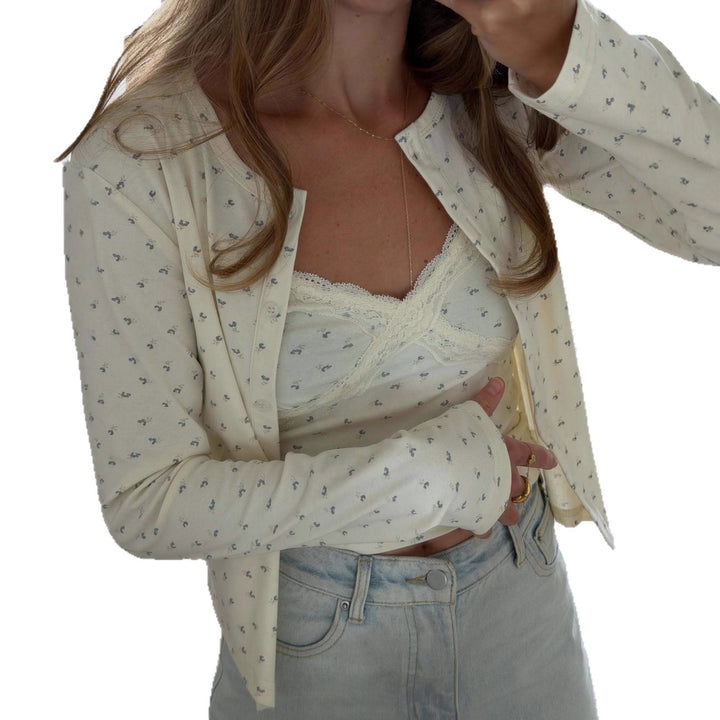 Kvinnes avslappet bluse med blomsterdetaljer Skjora