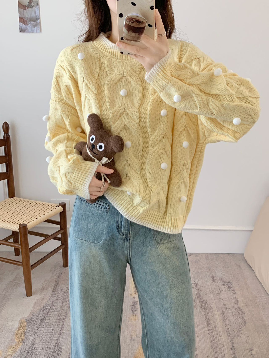 Kvinnens chunky strikket oversized genser med avslappet kabelmønster og lekne applikasjoner Skjora