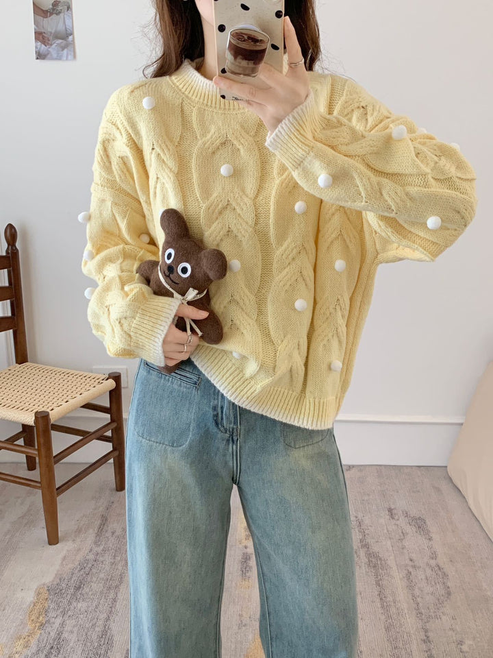 Kvinnens chunky strikket oversized genser med avslappet kabelmønster og lekne applikasjoner Skjora