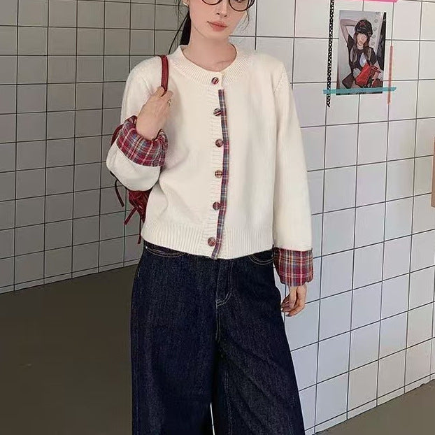 Kvinnens fashionable cardigan med sjakkmønster og praktiske knapper Skjora