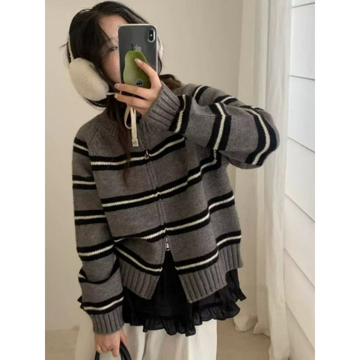 Kvinne strikket cardigan med moderne striper Skjora