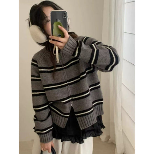 Kvinne strikket cardigan med moderne striper Skjora