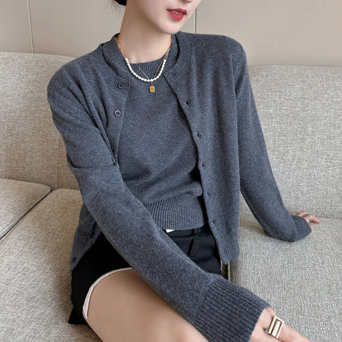 Dames finstrikket cardigan med knappe detaljer og rund halslinning Skjora